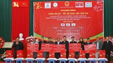 Đồng chí Nguyễn Tuấn Anh, Phó Trưởng ban Thường trực Ban Công tác đại biểu thuộc Ủy ban Thường vụ Quốc hội và Đồng chí Hoàng Văn Nghiệm, Bí thư Tỉnh ủy, Trưởng Đoàn đại biểu Quốc hội tỉnh Lạng Sơn trao kinh phí hỗ trợ xóa nhà tạm, nhà dột nát trên địa bàn huyện Bình Gia