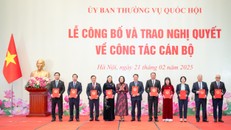 Phó Chủ tịch Quốc hội Nguyễn Thị Thanh trao Nghị quyết của Ủy ban Thường vụ Quốc hội về công tác cán bộ