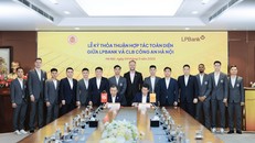 Ông Vũ Quốc Khánh, Tổng Giám đốc LPBank (phải) và Đại tá Trần Văn Hùng, Phó Chủ tịch CLB CAHN (trái) ký kết thỏa thuận hợp tác toàn diện