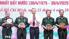 Tổng Bí thư Tô Lâm tặng quà cho các đại biểu. Ảnh: Thống Nhất/TTXVN.