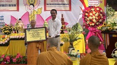 Ông Nguyễn Xuân Thiết, Phó Chủ tịch Liên hiệp các Hội UNESCO Việt Nam trao chứng nhận "Việt Nam linh thiêng cổ tự" cho chùa Thái Bình