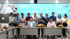 Đại diện hai bên, ông Phạm Duy Hiếu - TGĐ ABBANK và ông Raj Kumar - Giám đốc VietED Group thực hiện ký kết Thỏa thuận hợp tác với sự chứng kiến của các đại biểu.