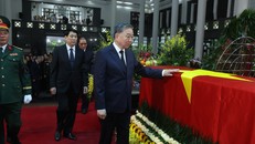 Đoàn Ban chấp hành Trung ương Đảng do Tổng Bí thư Tô Lâm dẫn đầu vào viếng nguyên Chủ tịch nước Trần Đức Lương. (Ảnh: TTXVN)