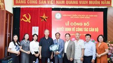 Các đại biểu chúc mừng tân Chủ tịch Hội đồng Khoa học về Văn hóa và Phát triển các Dự án an sinh Xã hội – Hợp tác Quốc tế Nguyễn Thành Nhân