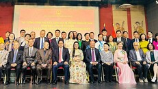 Thủ tướng Phạm Minh Chính và phu nhân chụp ảnh kỉ niệm cùng cộng đồng người Việt tại Pháp