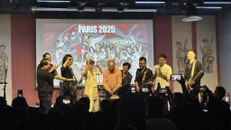 Đại sứ Việt Nam tại Pháp Đinh Toàn Thắng, đại sứ du lịch Việt Nam Anoa Suzanne và Phó Giám đốc Trung tâm Văn hoá Việt Nam tại Pháp ông Tăng Thanh Sơn cùng chúc mừng kỷ niệm 30 năm của Bức Tường