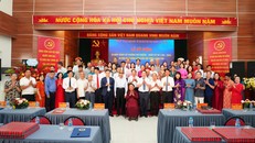 Các đại biểu chụp ảnh kỉ niệm tại Lễ kỉ niệm 30 năm thành lập phường Phú Thượng 
