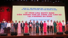 Hà Nội: Trao quyết định công tác cán bộ phường Ba Đình, Ngọc Hà, Giảng Võ