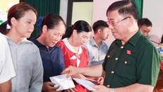 Đồng chí Nguyễn Tuấn Anh - Phó Chủ nhiệm Thường trực, Ủy ban Công tác Đại biểu Quốc hội, Đại biểu QH khóa XV trao quà cho các gia đình thương binh, liệt sĩ