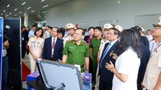 Thủ tướng Phạm Minh Chính, đồng chí Bộ trưởng Bộ Công an Lương Tam Quang, lãnh đạo Chính phủ và lãnh đạo các bộ, ngành thăm quan khuôn viên trụ sở Trung tâm Dữ liệu quốc gia và Triển lãm giới thiệu các sản phẩm công nghệ.