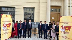 Lễ gắn lại biển tưởng niệm Chủ tịch Hồ Chí Minh diễn ra trang trọng và xúc động.