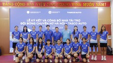 Đội ngũ huấn luyện viên và vận động viên của CLB Bóng chuyền nữ Hà Nội - Tasco Auto