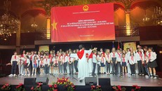 Các em nhỏ Pháp Việt hát bài “Việt Nam quê hương tôi" trong dip kỷ niệm 80 năm Quốc khánh Việt Nam tại Pháp