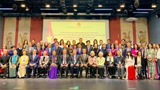 Tổng Bí thư Tô Lâm chụp ảnh chung với đại diện cộng đồng người Việt Nam tại Pháp và các nước châu Âu tháng 10/2024