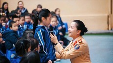Nữ chiến sĩ CSGT Thủ đô truyền cảm hứng về an toàn giao thông cho học sinh Nguyễn Siêu
