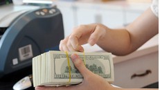 Giá USD bật tăng chiều 16/11.