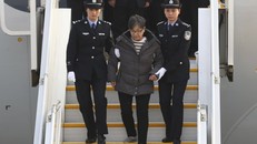  Dương bước xuống sân bay Bắc Kinh hôm 16/11.