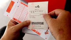 Vé số 'kiểu Mỹ' bán dạo tràn tới làng quê