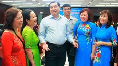 Chủ tịch UBND TP.Đà Nẵng Huỳnh Đức Thơ (thứ 3 từ trái sang) trao đổi với các nữ tiểu thương.