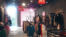 Dù mới đầu mùa song khắp các shop quần áo thu đông đều trưng biển xả hàng hay giảm giá từ 30-50% khủng hay “xả hàng”. (Ảnh minh họa)