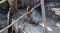 Quả bom được chôn sâu dưới lòng đất.