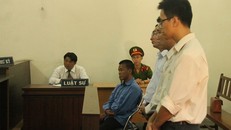 Long (áo xanh, ngồi) làm hồ sơ khống để vay và chiếm đoạt hơn 400 tỷ đồng của các ngân hàng. Ảnh: Thăng Long.