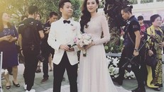 Mai Ngọc hạnh phúc bên chú rể ở tiệc cưới. 