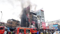 Siêu thị điện máy 6 tầng bị lửa bao trùm. Ảnh: Gia Chính