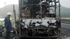 Ôtô khách cháy trơ khung. Ảnh: Khắc Nho
