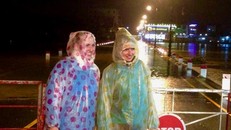 Khách nước ngoài tò mò khi thấy nước sông Hương đâng cao. Ảnh: P.T.