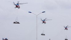 Trực thăng cẩu ôtô bay theo đội hình. Ảnh: Bảo Anh
