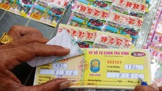 Một người đến điểm vé số tự chọn ở tỉnh Trà Vinh mua "số đề" bao 18 lô. Anh này chọn 2 số cuối 86 để dò kết quả mở thưởng chiều 30/11 của Công ty XSKT Sóc Trăng. Ảnh: Việt Tường.