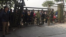 Cổng trụ sở VFF bị đạp tung sáng 3/12.