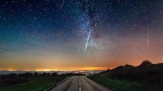 Một trận mưa sao băng Geminids được quan sát từ đảo Wight, bờ tây eo biển Manche của Anh vào năm 2014. Ảnh: BNPS.