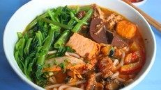 Canh bún không ăn kèm rau sống mà có rau muống luộc trong tô. Ảnh: Khánh Hòa.