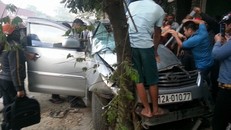 Tài xế xe 7 chỗ được lực lượng chức năng và người dân giải cứu. Ảnh: Tin Hữu Lũng