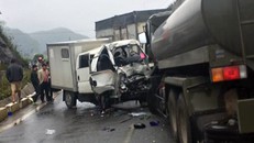 Phần đầu xe chở phạm nhân bị bẹp dúm sau cú đâm trực diện vào xe bồn chở xăng.