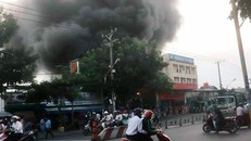 Khói lửa bao phủ cây xăng. 