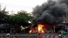 Chiều 16/12, cây xăng gần chợ Hạnh Thông Tây trên đường Quang Trung (quận Gò Vấp) bốc cháy dữ dội. Nhiều người đi đường cùng người dân trong khu vực hoảng loạn.