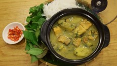 Bún ốc chuối đậu hơi sệt, có độ sánh và màu vàng của nghệ. Ảnh: Má Lúm.