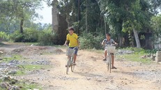 Sau 4 năm, đường vành đai làng nghề bánh bún Vĩnh Hòa mới chỉ làm được nền đất để đi lại.