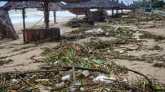 Sáng 17/12, rác ngập ngụa dọc bãi biển Nha Trang -nơi được tạp chí cẩm nang du lịch Lonely Planet bình chọn là vịnh biển đẹp nhất thế giới.