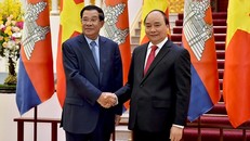  Thủ tướng Nguyễn Xuân Phúc bắt tay Thủ tướng Campuchia Hun Sen. Ảnh: VGP.