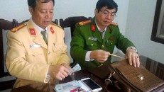 CTúi đồ chứa nhiều tài sản giá trị được CSGT Bỉm Sơn nhặt được. Ảnh: N.D.