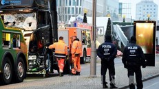 Cảnh sát phong tỏa hiện trường vụ đâm xe tải. Ảnh: AFP/TTXVN