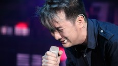 Ca sĩ Đàm Vĩnh Hưng mới đây đã lên mạng xã hội nói về việc mẹ nợ nần khiến anh phải trả nợ hàng chục năm qua. Ảnh: FBNV.