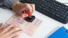  Nhân viên nhập cảnh ở Toronto, Canada bị hấp dẫn với câu chuyện của du khách Chima Emerueh, nhất là khi cô nói rằng mình sống ở Tây Phi 3 tháng. Anh này đã hỏi đi hỏi lại Chima rằng có thật Nigeria là ở Tây Phi không. Ảnh: 