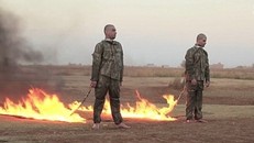 Hai binh sĩ Thổ Nhĩ Kỳ bị phiến quân Nhà nước Hồi giáo thiêu sống. Ảnh: Mirror.