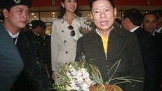 Ông Hoàng Kiều và Hoa hậu thế giới Trương Tử Lâm trong lần về xã Cảnh Hóa