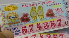 Từ ngày 1/1/2017, vé số kiến thiết tăng giá trị giải đặc biệt từ 1,5 tỷ lên 2 tỷ đồng. Ảnh: Việt Tường.